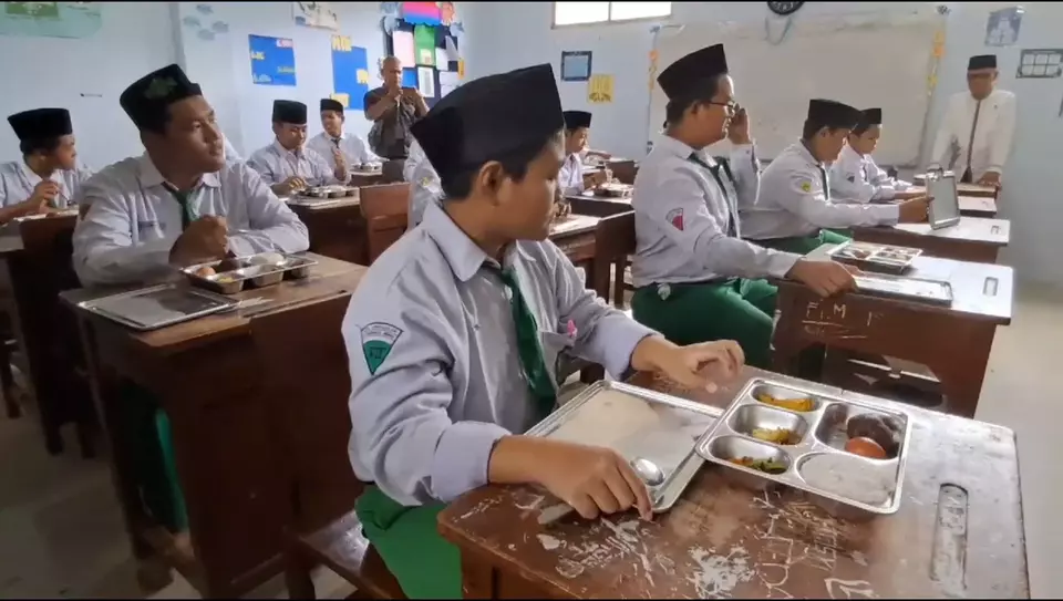 Image Credit Achmad Supriyadi/Beritasatu - Makan Bergizi Gratis mulai dilaksanakan Ponpes Amanatul Ummah di Desa Kembangbelor, Kecamatan Pacet, Kabupaten Mojokerto, Jawa Timur.