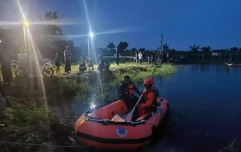 Image Credit Ahmad Rifqi Badruzzaman/Beritasatu - BPBD Gresik bersama Forkopimcam dan warga melakukan pencarian korban tenggelam di Waduk Desa Gedangkulut, Kecamatan Duduksampeyan, Kabupaten Gresik, Sabtu, 1 Februari 2025.