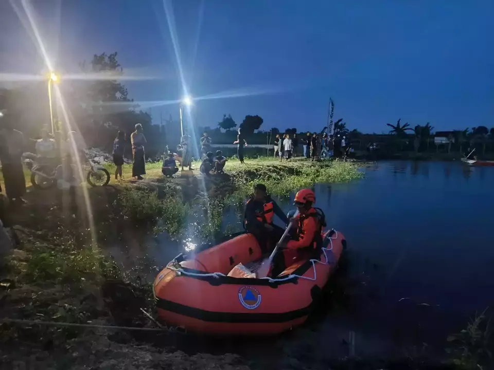 Image Credit Ahmad Rifqi Badruzzaman/Beritasatu - BPBD Gresik bersama Forkopimcam dan warga melakukan pencarian korban tenggelam di Waduk Desa Gedangkulut, Kecamatan Duduksampeyan, Kabupaten Gresik, Sabtu, 1 Februari 2025.