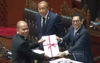 Image Credit Antara - Wakil Ketua DPR Adies Kadir (kanan) dan Wakil Ketua DPR Saan Mustopa (tengah) berfoto bersama Wakil Ketua Baleg DPR Sturman Panjaitan dalam Rapat Paripurna, di kompleks Parlemen, Senayan, Jakarta, Selasa 4 Februari 2025.