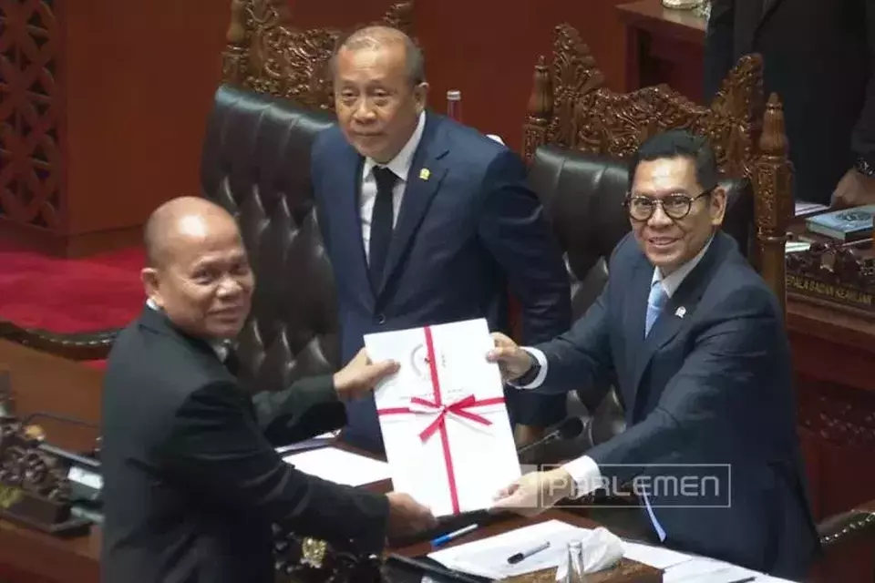 Image Credit Antara - Wakil Ketua DPR Adies Kadir (kanan) dan Wakil Ketua DPR Saan Mustopa (tengah) berfoto bersama Wakil Ketua Baleg DPR Sturman Panjaitan dalam Rapat Paripurna, di kompleks Parlemen, Senayan, Jakarta, Selasa 4 Februari 2025.