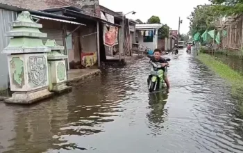 Image Credit Jmaah/Beritasatu - Warga Demak, Jawa Tengah, membawa motornya melintas genangan banjir, Sabtu 1 Februari 2025.