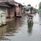 Image Credit Jmaah/Beritasatu - Warga Demak, Jawa Tengah, membawa motornya melintas genangan banjir, Sabtu 1 Februari 2025.