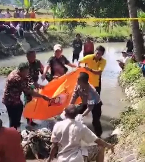 Image Credit Istimewa - Proses evakuasi jasad bayi yang ditemukan di Desa Balad, Kecamatan Dukupuntang, Kabupaten Cirebon, Jumat (14/2/2025).Image Credit Istimewa - Proses evakuasi jasad bayi yang ditemukan di Desa Balad, Kecamatan Dukupuntang, Kabupaten Cirebon, Jumat (14/2/2025).