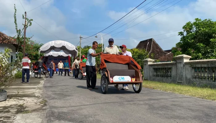 Puluhan Tukang Becak Lansia di Nganjuk, Mojokerto, dan Bojonegoro Terima Becak Listrik dari Presiden Prabowo