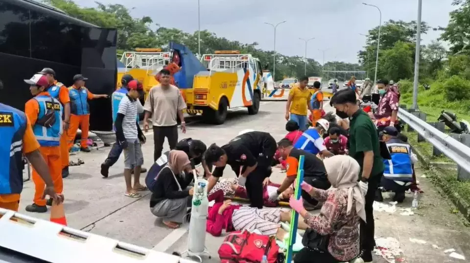 Image Credit Zia Ulhaq/Beritasatu - Penanganan korban kecelakaan bus Brimob di Tol Pandaan-Malang tepatnya di Exit Tol Purwodadi, Pasuruan, Jawa Timur, Sabtu (1/2/2025).