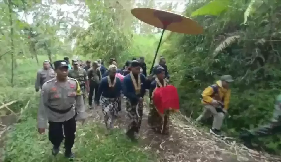 Image Credit Chandra Adi Nurwidya/Beritasatu - Keraton Yogyakarta kembali menggelar ritual adat Labuhan Gunung Merapi pada Jumat sebagai ungkapan syukur atas anugerah dari Tuhan Yang Maha Esa. Upacara sakral ini juga menjadi bagian dari Tingalan Dalem, peringatan naik takhta Sri Sultan Hamengku Buwono X.