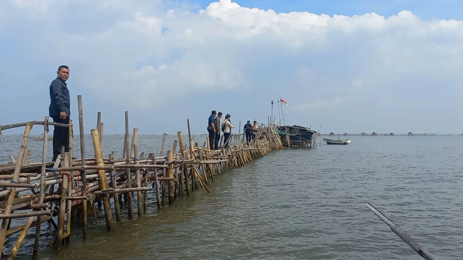 Image Credit Candra Pratama/Disway - Kuasa Hukum Warga Kohod Beberkan Nama-nama Mandor Pagar Laut, Dalangnya Disebut-sebut!