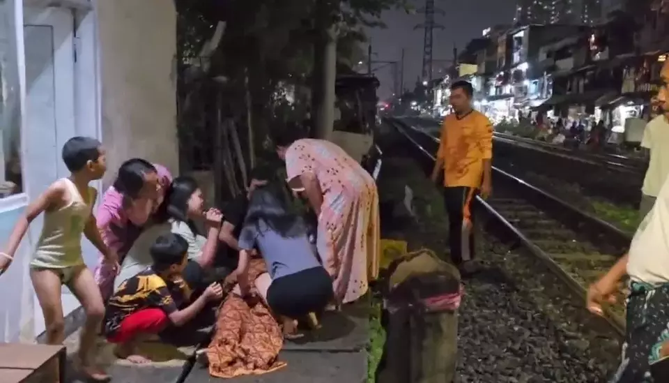 Image Credit Dayat./Beritastau - Gadis remaja tewas tersambar KRL saat menyeberang rel tanpa palang pintu di Tanah Abang, Minggu 16 Februari 2025 malam.