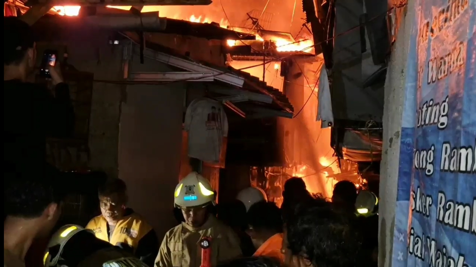 Image Credit Dayat/Beritasatu - Kebakaran hebat yang terjadi di permukiman padat penduduk di Manggarai, Jakarta Selatan, Minggu, 2 Februari 2025 malam diicu pengrajin tahu yang meninggalkan masakannya.