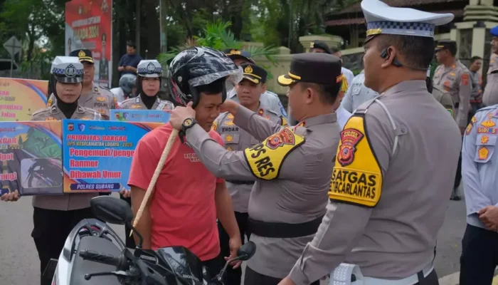 Kapolres Subang Bagikan Helm Gratis dalam Operasi Keselamatan Lodaya 2025