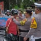 Image Credit Erlan Suherlan/Beritasatu - Kapolres Subang AKBP Ariek Indra Sentanu memimpin pembagian helm gratis kepada pengendara di depan Mako Polres Subang, Jawa Barat, Senin (10/2/2025). Kegiatan ini merupakan bagian dari Operasi Keselamatan Lodaya 2025.