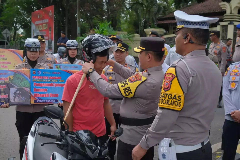 Image Credit Erlan Suherlan/Beritasatu - Kapolres Subang AKBP Ariek Indra Sentanu memimpin pembagian helm gratis kepada pengendara di depan Mako Polres Subang, Jawa Barat, Senin (10/2/2025). Kegiatan ini merupakan bagian dari Operasi Keselamatan Lodaya 2025.