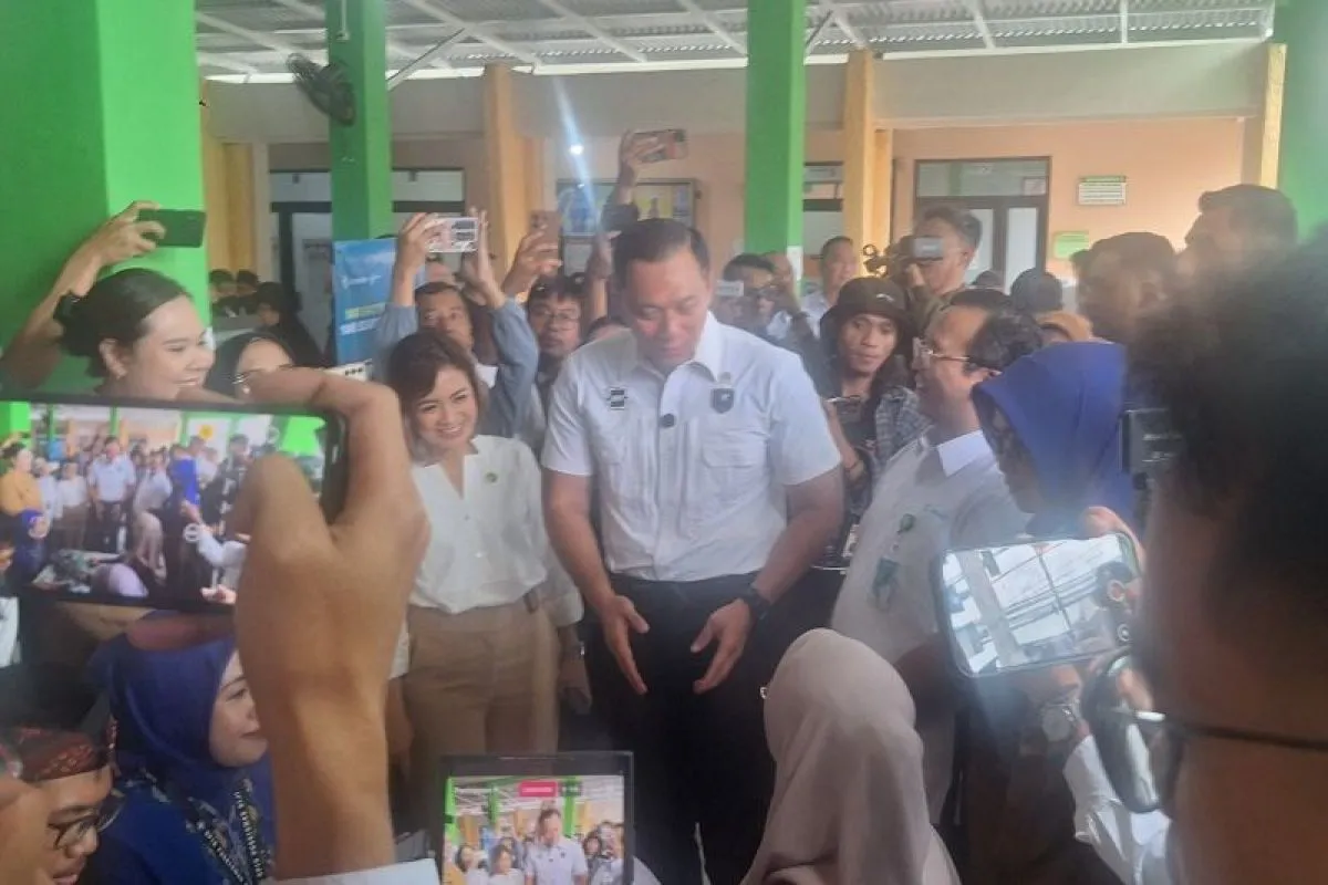 Image Credit Feru Lantara/Antara - Menko Infrastruktur dan Pembangunan Kewilayahan Agus Harimurti Yudhoyono (AHY) ketika meninjau cek kesehatan gratis di Puskesmas Beji Depok Jabar, Senin (10/2/2025).