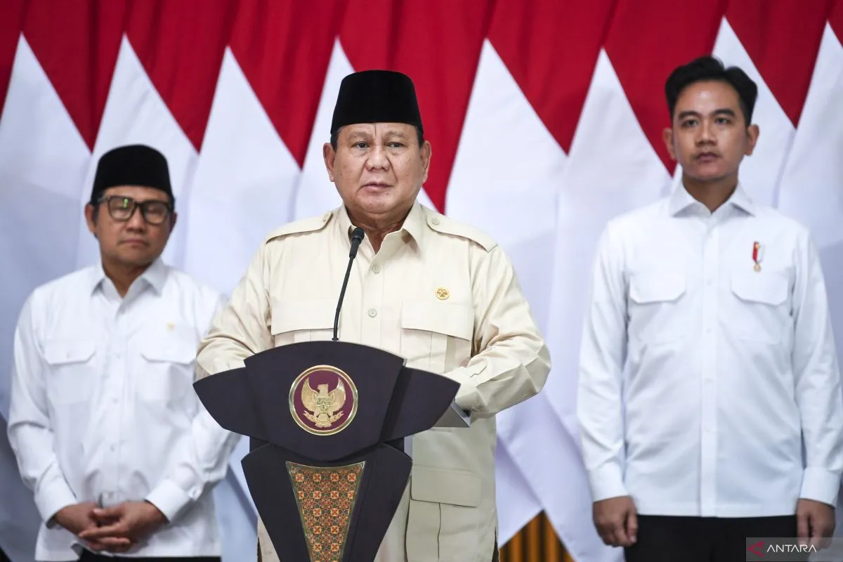 Image Credit Galih Pradipta/Antara - Presiden Prabowo Subianto (tengah) didampingi Wakil Presiden Gibran Rakabuming Raka (kanan), Menteri Koordinator Pemberdayaan Masyarakat Muhaimin Iskandar (kiri) memberikan keterangan pers sebelum bertolak ke India di Pangkalan TNI AU Halim Perdanakusama, Jakarta, Kamis (23/1/2025). di Pangkalan TNI AU Halim Perdanakusama, Jakarta, Kamis (23/1/2025).