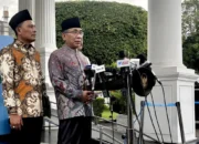 Image Credit Genta Tenri Mawangi/Antara - Ketua Umum PBNU KH Yahya Cholil Staquf (dua kiri) menyampaikan isi pertemuan jajaran pimpinan PBNU dengan Presiden Prabowo Subianto saat jumpa pers di Kompleks Istana Kepresidenan, Jakarta, Senin (3/2/2025).