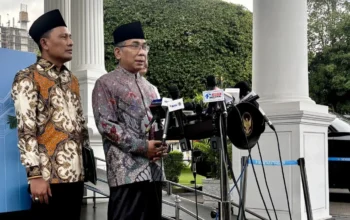 Image Credit Genta Tenri Mawangi/Antara - Ketua Umum PBNU KH Yahya Cholil Staquf (dua kiri) menyampaikan isi pertemuan jajaran pimpinan PBNU dengan Presiden Prabowo Subianto saat jumpa pers di Kompleks Istana Kepresidenan, Jakarta, Senin (3/2/2025).