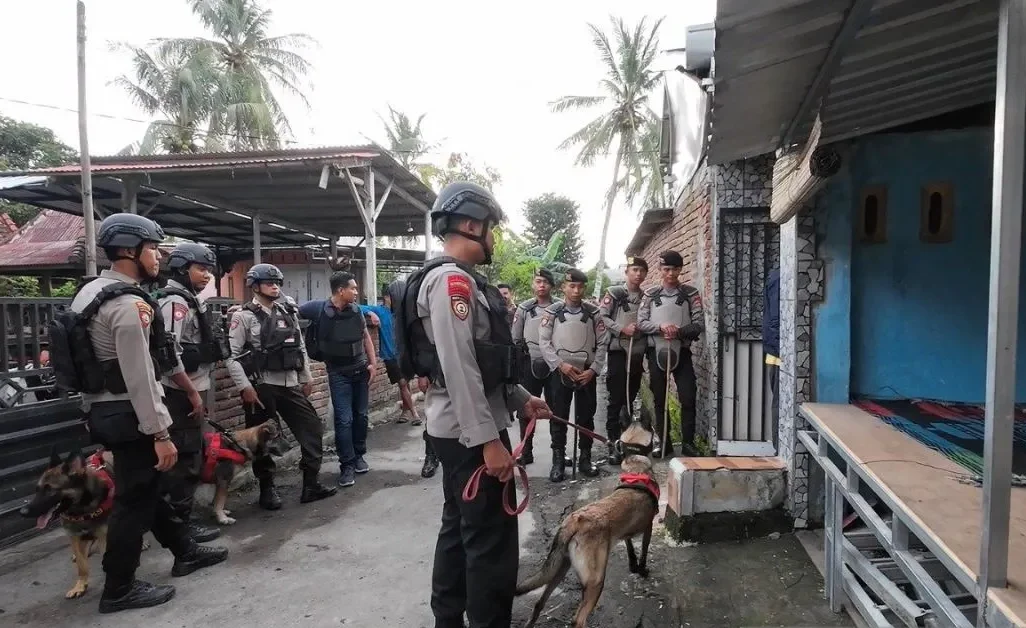 Image CRedit Doc Polda NTB - Polda NTB saat menggerebek salah satu rumah yang berada di Kampung Narkoba, Kecamatan Praya Timur, Lombok Tengah, Nusa Tenggara Barat, Kamis (30/1/2025).