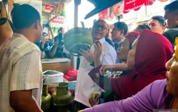 Image Credit Harianto/Antara - Menteri Koordinator bidang Pangan Zulkifli Hasan (tengah) mengangkat tabung gas LPG 3 kg di Pasar Klender, Jakarta Timur, Rabu (5/2/2025).