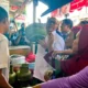 Image Credit Harianto/Antara - Menteri Koordinator bidang Pangan Zulkifli Hasan (tengah) mengangkat tabung gas LPG 3 kg di Pasar Klender, Jakarta Timur, Rabu (5/2/2025).