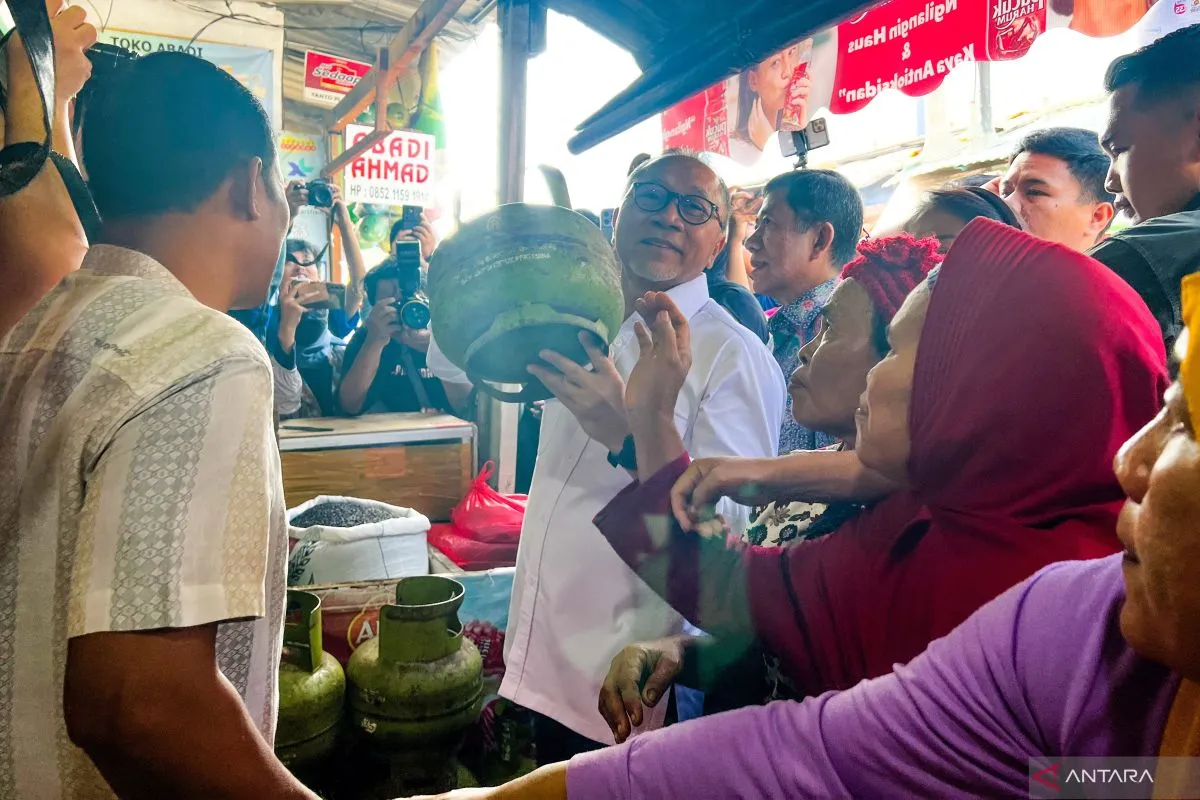 Image Credit Harianto/Antara - Menteri Koordinator bidang Pangan Zulkifli Hasan (tengah) mengangkat tabung gas LPG 3 kg di Pasar Klender, Jakarta Timur, Rabu (5/2/2025).