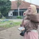 Image Credit Heru Yustanto/Beritasatu - Istri Bendi Wijaya, Anggi menangis meminta maaf kepada para korban kecelakaan maut di pintu tol Ciawi 2.