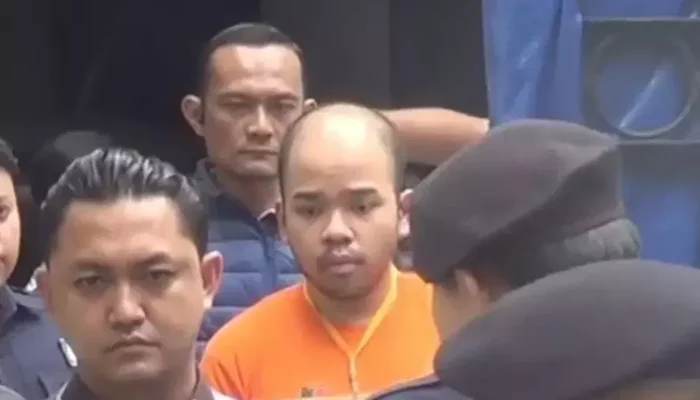 Rekonstruksi Pembunuhan Satpam di Bogor Ricuh, Warga Soraki Pelaku: ‘Hai Botak Pembunuh!’