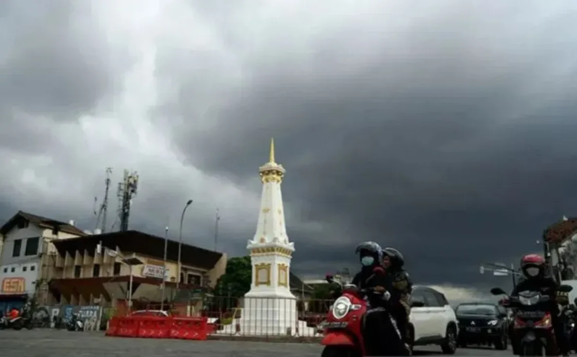 Image Credit Andreas Fitri Atmoko/Antara - Awan mendung di atas Kota Yogyakarta.