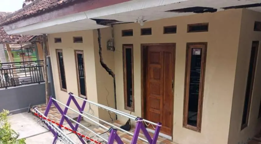 Image Credit Istimewa - Rumah warga di dusun Margamulya yang mulai retak akibat pergerakan tanah. Mereka kini resah karena rumah korban pergerakan tanah terus bertambah.