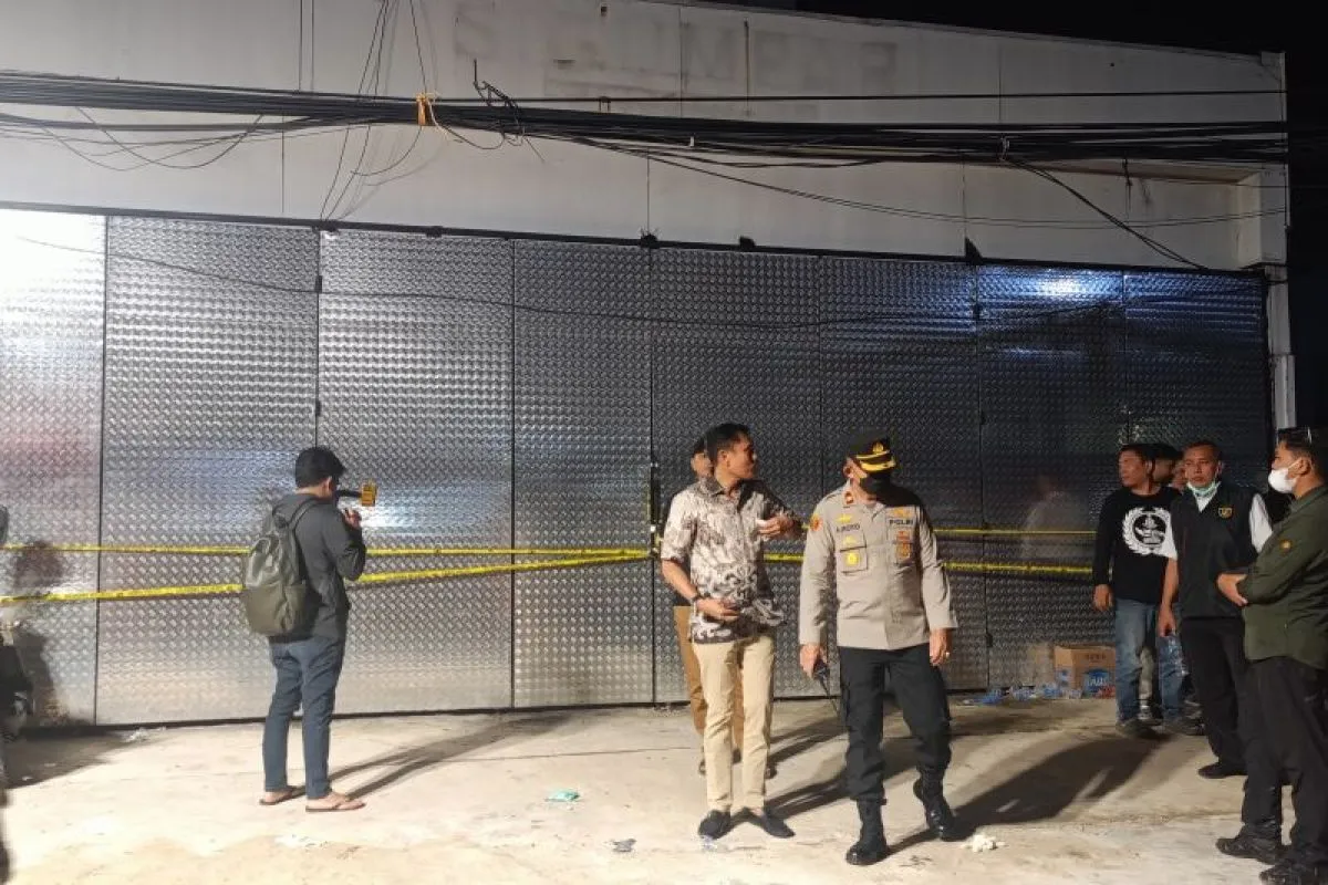 Image Credit Istimewa - Aparat kepolisian dari Polres Metro Jakarta Timur tengah melakukan olah tempat kejadian perkara (TKP) terkait penemuan pria yang tewas di cor di rukonya di kawasan Pulogadung, Jakarta Timur, Rabu (26/2/2025).