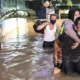 Image Credit M Risyal Hidayat/Antara - Warga berjalan melintasi banjir di kawasan Wijaya Timur, Petogogan, Jakarta, Sabtu (20/2/2021).