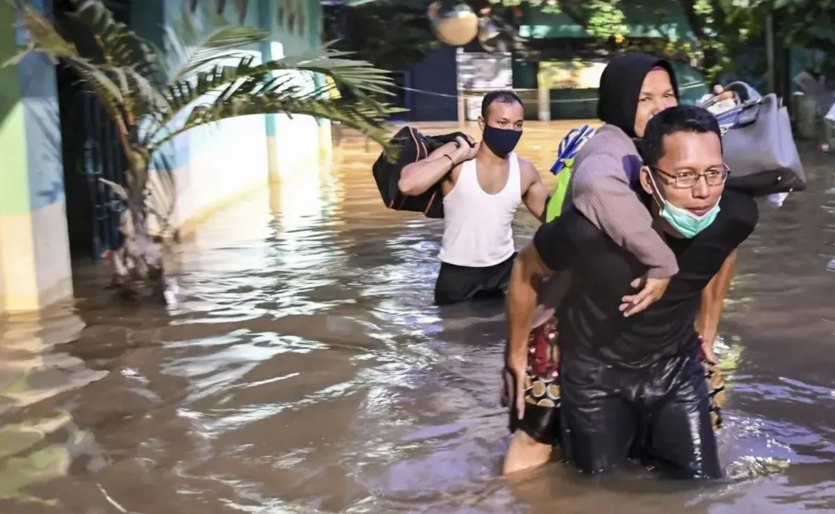 Image Credit M Risyal Hidayat/Antara - Warga berjalan melintasi banjir di kawasan Wijaya Timur, Petogogan, Jakarta, Sabtu (20/2/2021).