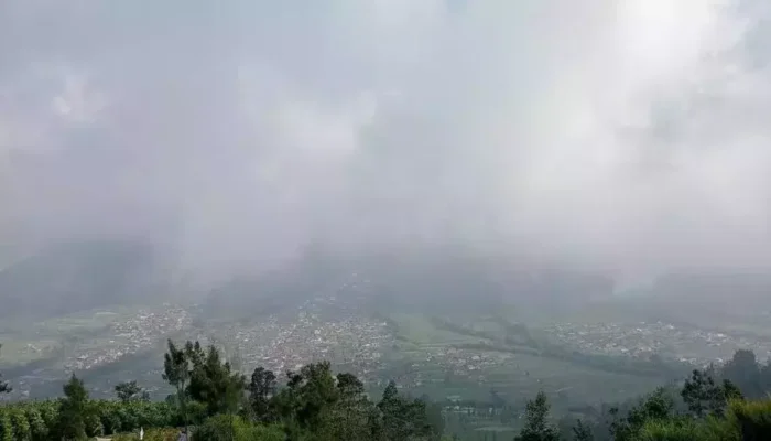 Aktivitas Warga Lereng Merapi Tetap Normal Meski Gunung Terus Luncurkan Awan Panas