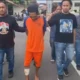 Image Credit Istimewa - Eko Fitrianto, pelaku mutilasi, saat dibawa oleh petugas kepolisian setelah berhasil ditangkap. Pelaku yang merupakan rekan kerja korban terpaksa ditembak kaki kanan setelah berusaha melawan petugas saat penangkapan di rumahnya di Jombang.