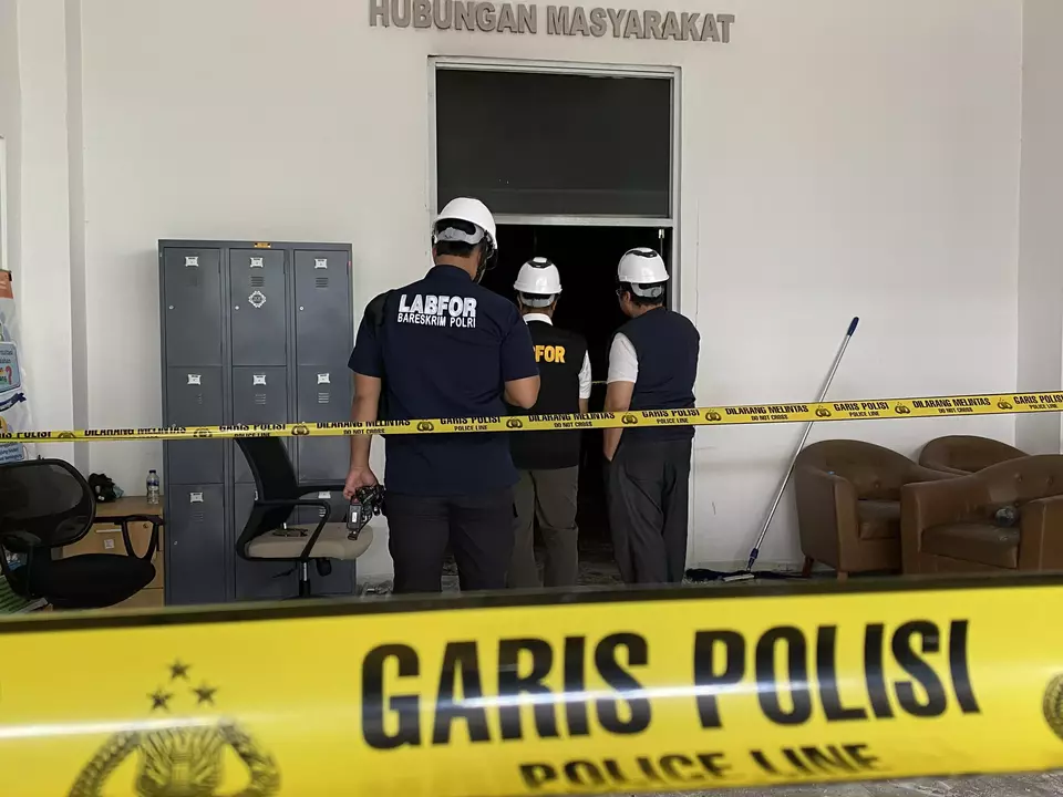 Image Credit Juan Ardya Guardiola/Beritasatu - Olah TKP lokasi kebakaran di gedung Kementerian ATR/BPN di Jakarta, Minggu (9/2/2025).