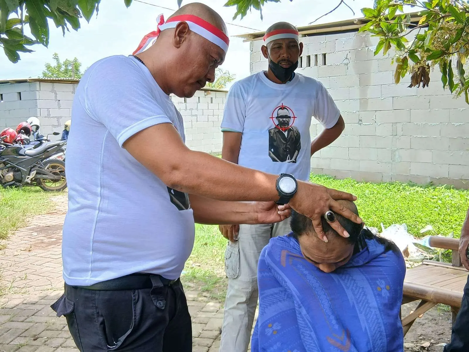 Image Credit Saadatuddaraen/RRI - Warga Alar Jiban, Desa Kohod, Kabupaten Tangerang syukuran nazar cukur botak atas penahanan enpat tersangak dugaan pemalsuan SHGB/SHM pagar laut Kabupaten Tangerang, Selasa (25/2/2025).