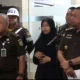 Image Credit Doc Kejagung - Kepala Pusat Penerangan Hukum (Kapuspenkum) Kejaksaan Agung Harli Siregar (kiri) dan Direktur Penyidikan pada Jaksa Agung Muda Bidang Tindak Pidana Khusus (Jampidsus) Kejagung Abdul Qohar (kanan) berbicara dalam konferensi pers di Gedung Kejaksaan Agung, Jakarta, Senin 25 Februari 2025.