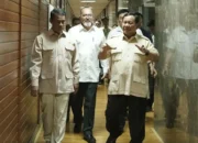 Image Credit Doc Kementan/Antara - Presiden Prabowo Subianto saat berdialog dengan Menteri Pertanian Andi Amran Sulaiman usai agenda inspeksi ke sejumlah sekolah di Jakarta, Senin (3/2/2025), untuk memastikan program Makan Bergizi Gratis (MBG) terimplementasi dengan baik.