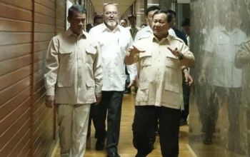 Image Credit Doc Kementan/Antara - Presiden Prabowo Subianto saat berdialog dengan Menteri Pertanian Andi Amran Sulaiman usai agenda inspeksi ke sejumlah sekolah di Jakarta, Senin (3/2/2025), untuk memastikan program Makan Bergizi Gratis (MBG) terimplementasi dengan baik.