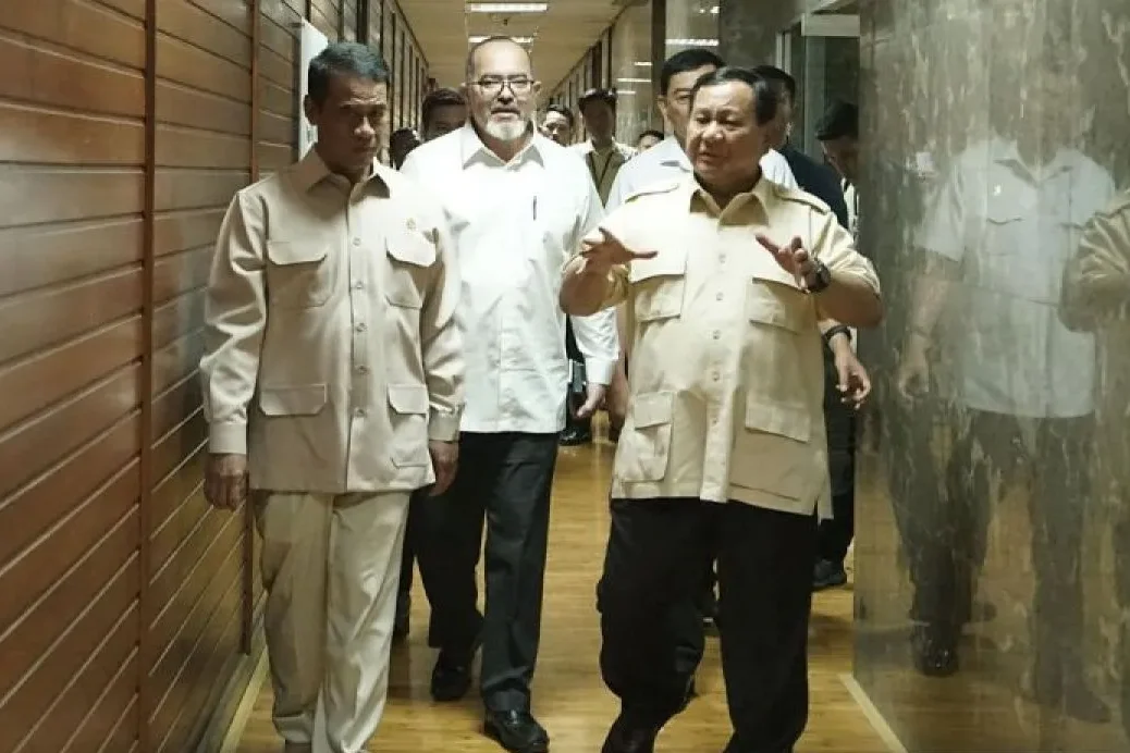 Image Credit Doc Kementan/Antara - Presiden Prabowo Subianto saat berdialog dengan Menteri Pertanian Andi Amran Sulaiman usai agenda inspeksi ke sejumlah sekolah di Jakarta, Senin (3/2/2025), untuk memastikan program Makan Bergizi Gratis (MBG) terimplementasi dengan baik.