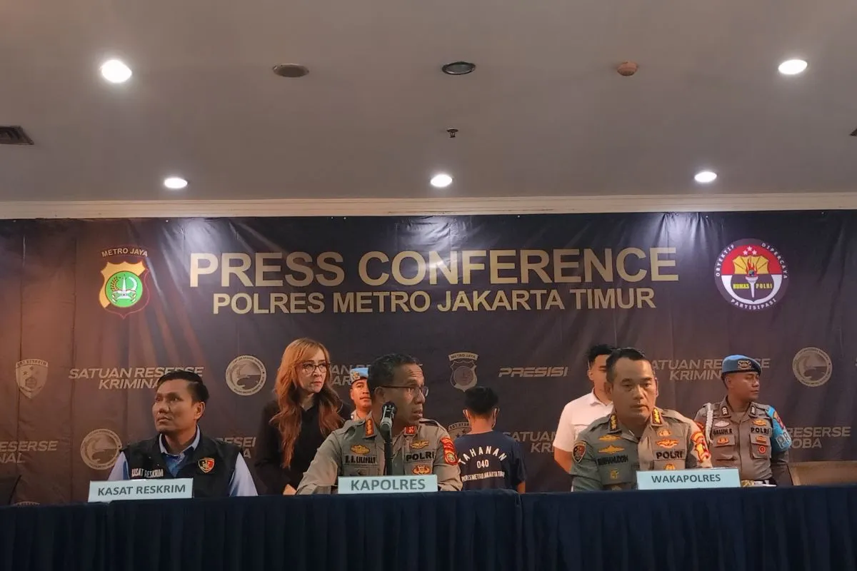 Image Credit Siti Nurhaliza/Antara - Kapolres Metro Jakarta Timur Komisaris Besar Polisi Nicolas Ary Lilipaly saat konferensi pers terkait kasus temuan mayat dicor di kawasan Pulogadung, Jakarta Timur di Polres Metro Jakarta Timur, Kamis (27/2/2025).