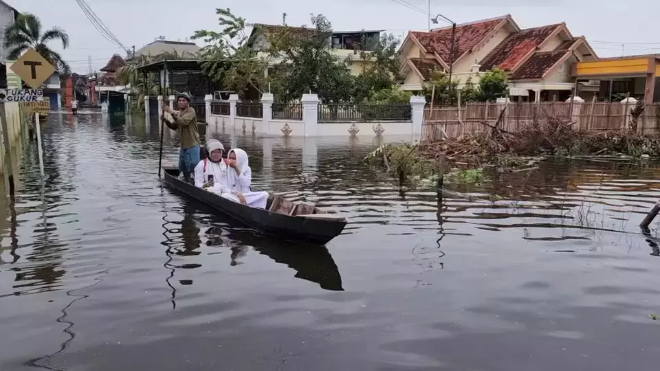 Image Credit Istimewa - Banjir di Desa Payaman, Kecamatan Mejobo, Kabupaten Kudus, Jawa Tengah, semakin parah, dengan genangan air mencapai 70 sentimeter (cm). Akibatnya, akses utama warga lumpuh total, menghambat aktivitas sehari-hari.