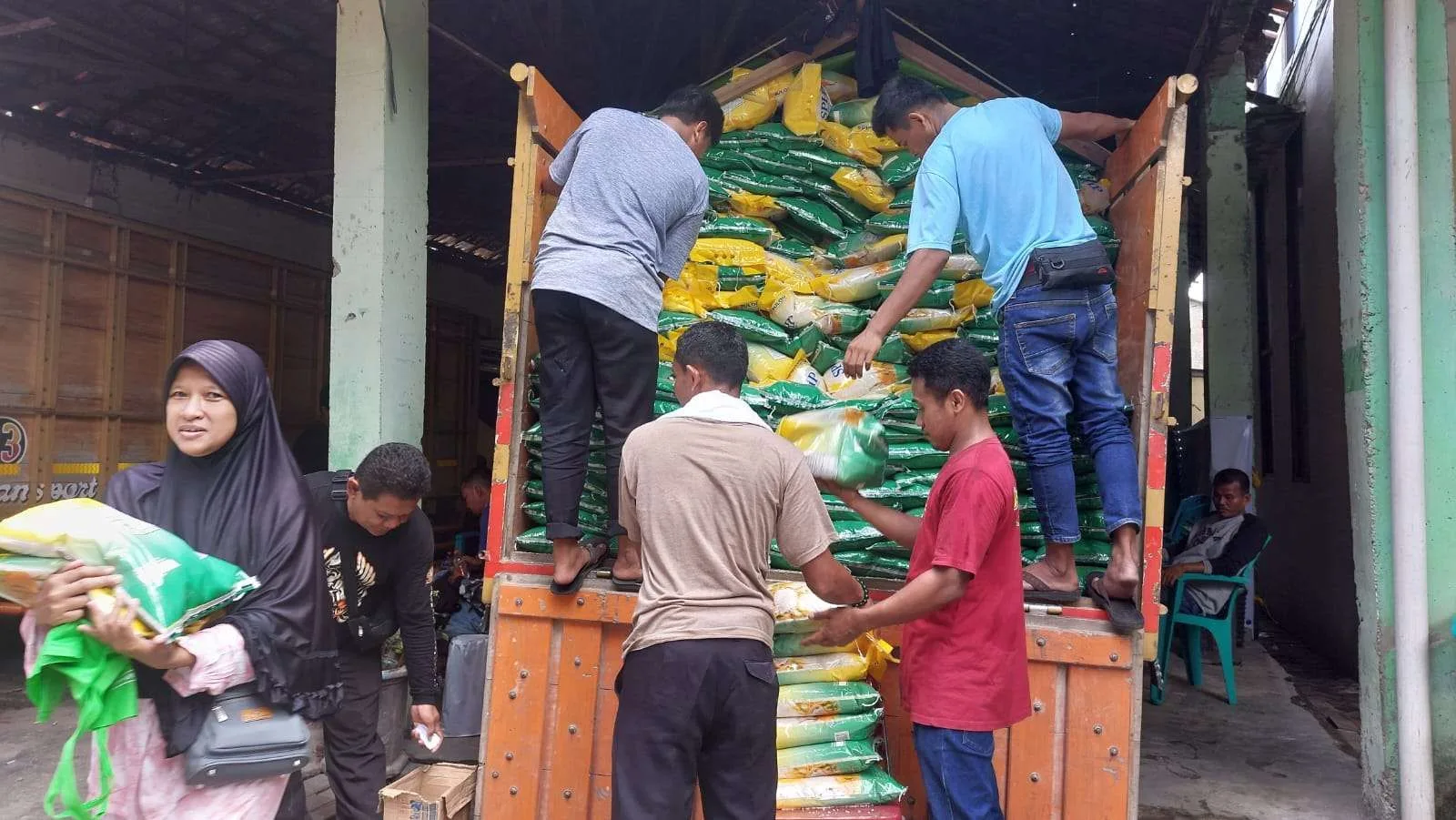 Image Credit Lely/RRI - Pemerintah Kota Bekasi Salurkan Bantuan Pangan Menjelang Ramadan .