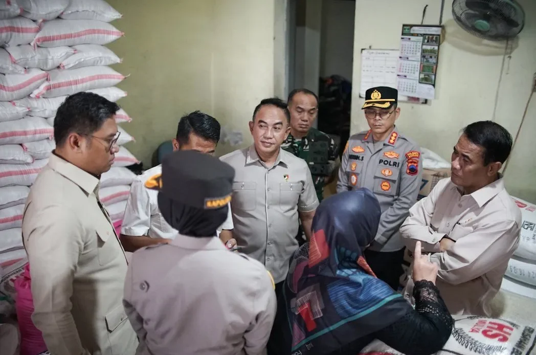 Image Credit Humas Kementan/Antara - Menteri Pertanian Andi Amran Sulaiman (kanan) bersama Wakil Menteri Pertanian Sudaryono (kiri) melakukan sidak di salah satu toko beras di Kecamatan Muntilan, Kabupaten Magelang, Jawa Tengah, Selasa (25/2/2025).