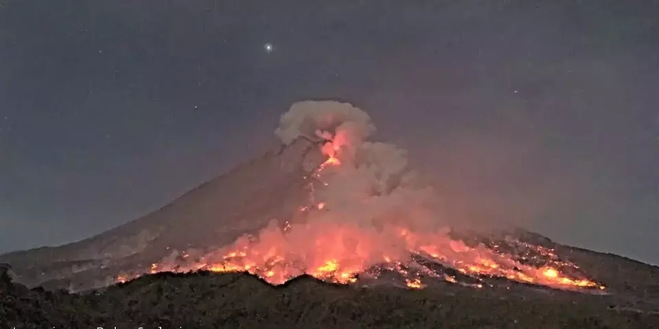 Image Credit Joko Laksono/Beritasatu - Guguran awan panas Gunung Merapi, Minggu 2 Februari 2025.