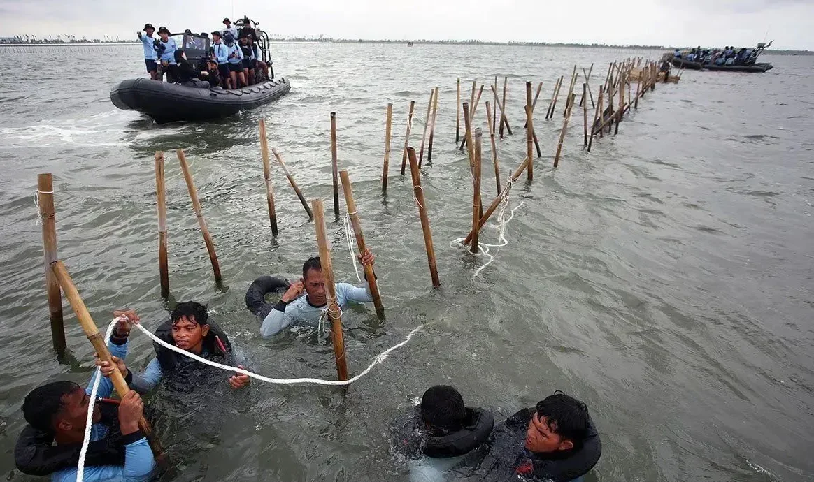 Image Credit Muhammad Iqbal/Antara - Ilustrasi - Pasukan Komando Pasukan Katak (Kopaska) TNI-AL membongkar pagar laut di kawasan Pantai Tanjung Pasir, Kabupaten Tangerang, Banten, Rabu (22/1/2025).