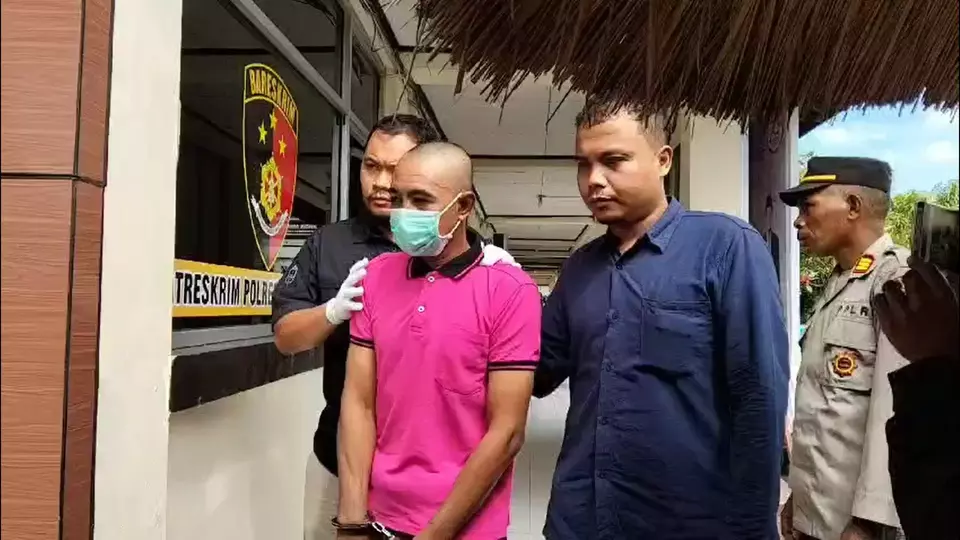 Image Credit Muhammad Awaludin/Beritasatu - Tersangka HL ditangkap polisi setelah membunuh pacarnya Elong di Desa Labuan Lombok, Kecamatan Pringgabaya, Kabupaten Lombok Timur, Nusa Tenggara Barat.