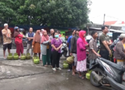 Image Credit Mulya Hadi/Beritasatu - Puluhan warga terpaksa antre panjang untuk membeli gas elpiji 3 kg di salah satu agen gas yang terletak di Jalan Raya Ceger, Kecamatan Pondok Aren, Tangerang Selatan, pada Senin (3/2/2025).