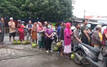 Image Credit Mulya Hadi/Beritasatu - Puluhan warga terpaksa antre panjang untuk membeli gas elpiji 3 kg di salah satu agen gas yang terletak di Jalan Raya Ceger, Kecamatan Pondok Aren, Tangerang Selatan, pada Senin (3/2/2025).