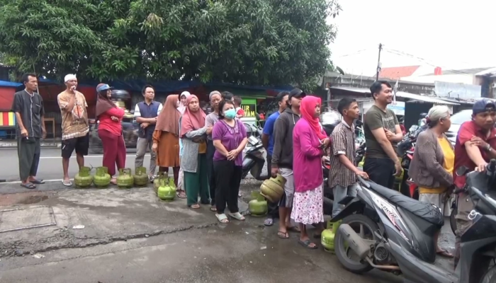 Antrean Panjang Warga Tangerang Selatan Demi Gas 3 Kg, Kebijakan Baru Dinilai Menyulitkan